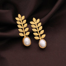 Load image into Gallery viewer, Freshwater Baroque Pearl Earring
